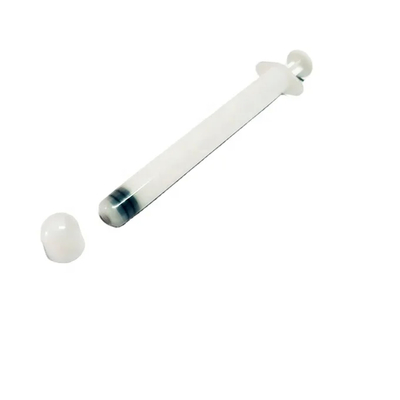 Een gladde, witte wegwerpplastic vaginale applicator voor eenvoudig en hygiënisch gebruik